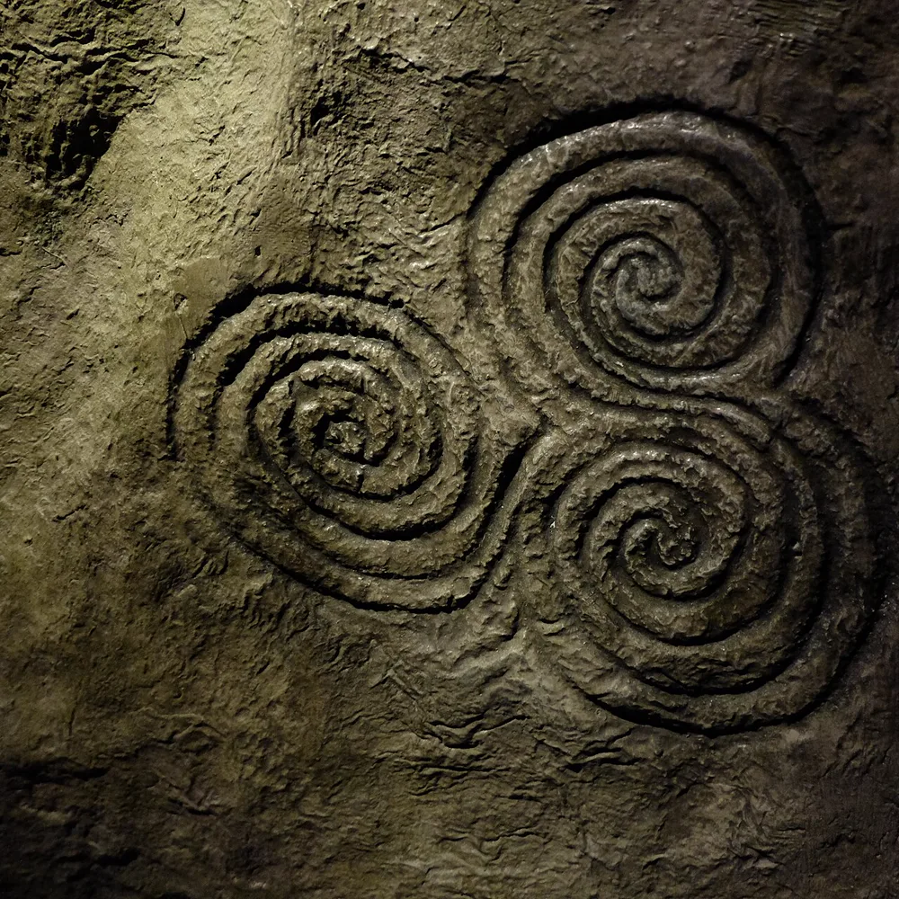 Broche triskèle en argent, triple spirale